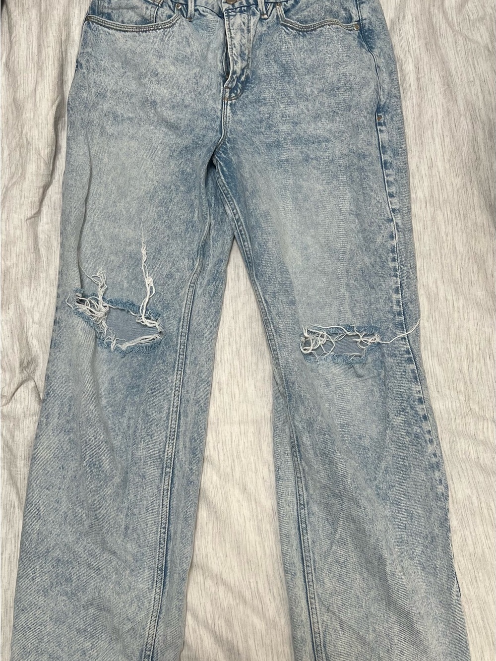 Good American Light Acid Wash Straight Leg Jeans with Knee Rips
